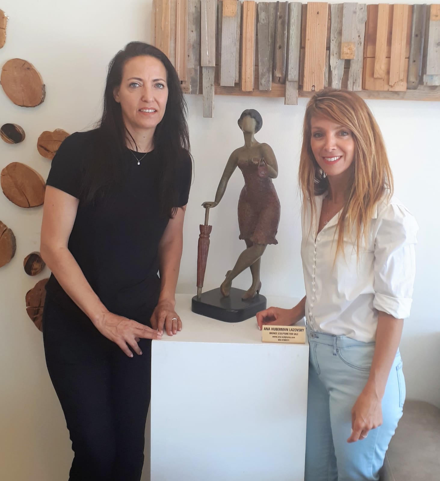 Lihi_and_Hagit_statue