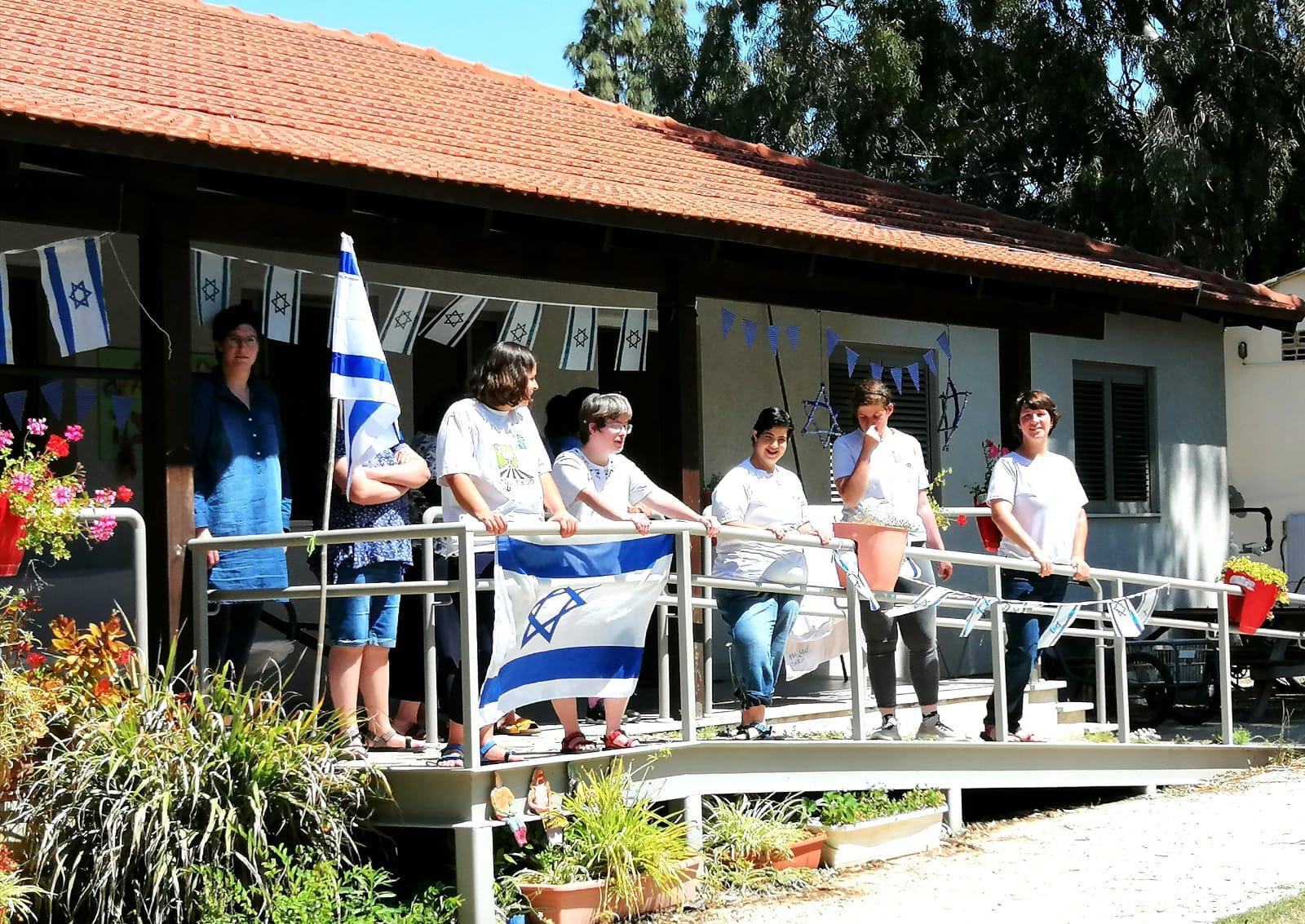 בנות קבוצת יבנה  - טקס  יום השואה 